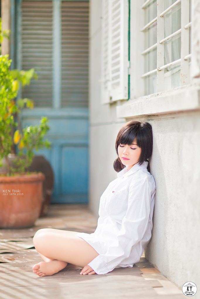 变态男解开大胸美女的胸罩